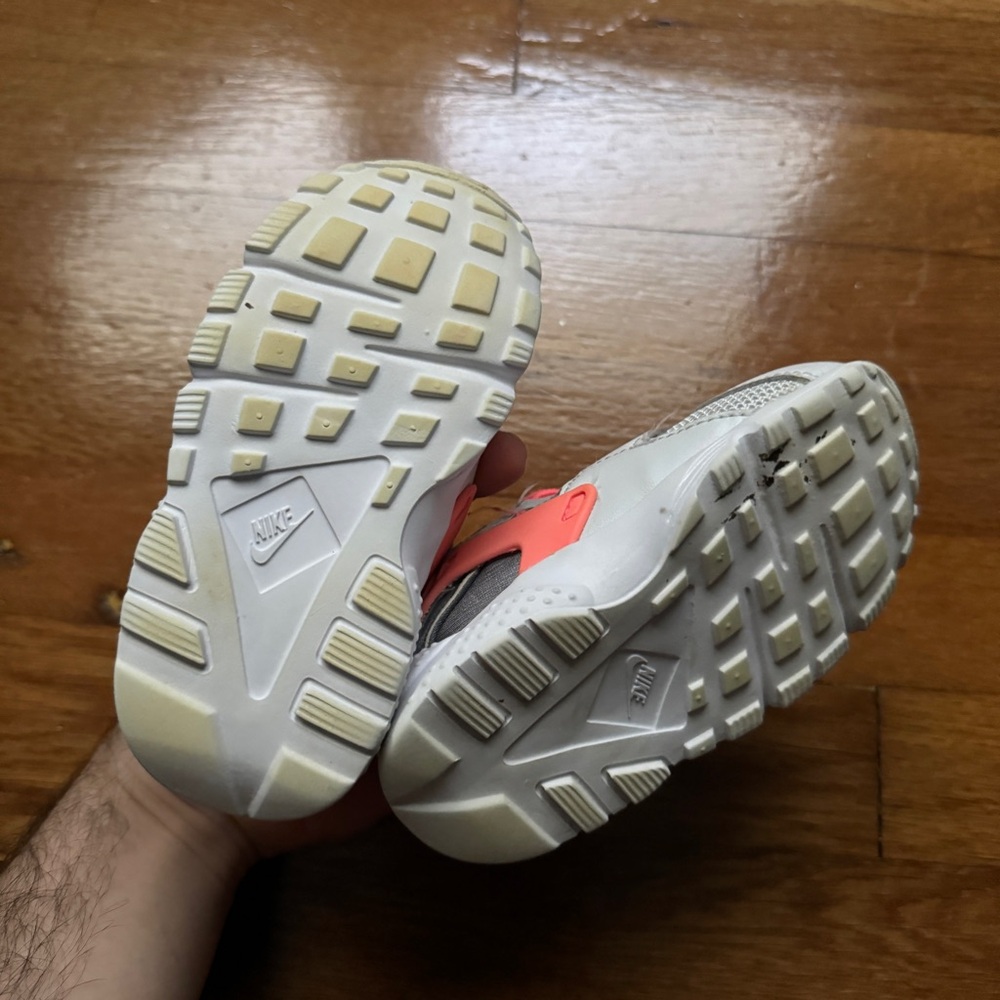Girls Grey Nike Huarache shoes - Picture 6 of 7